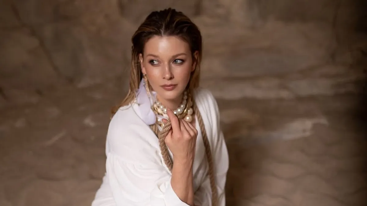 Акторки Грешнова та Кузнецова спробували повторити «планка челендж»: кумедне відео після новорічного столу