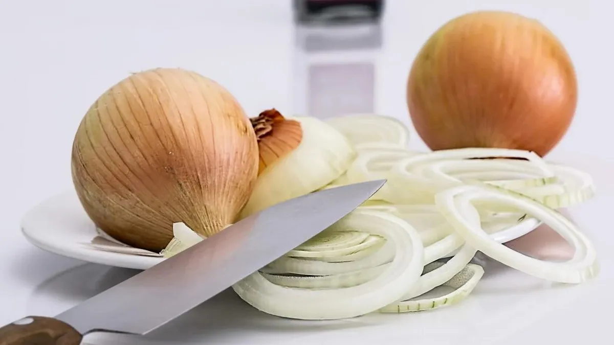 Тепер тільки сльози радості: експерти поділились секретом, як швидко та безболісно нарізати цибулю