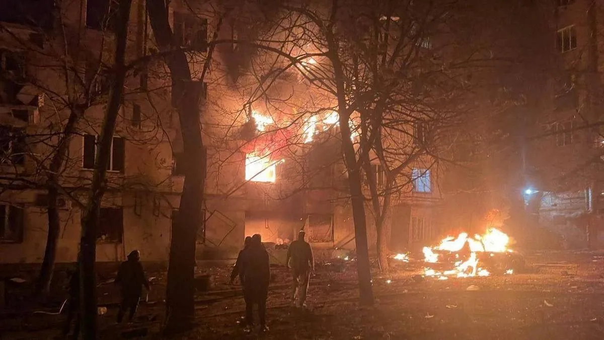 Росіяни обстріляли Запоріжжя, шахед влучив у багатоповерхівку: фото і відео наслідків ворожої атаки