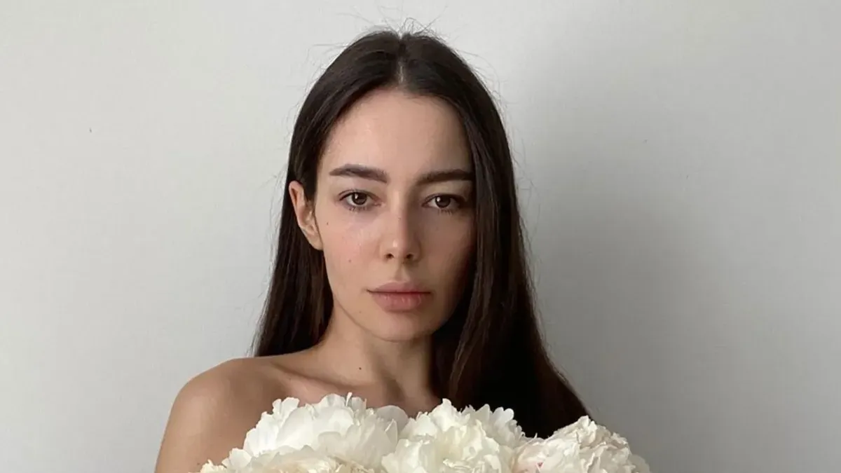 «Так, це не штучний інтелект‎»: вагітна Ксюша Манекен підірвала мережу повністю голими фото зі змією