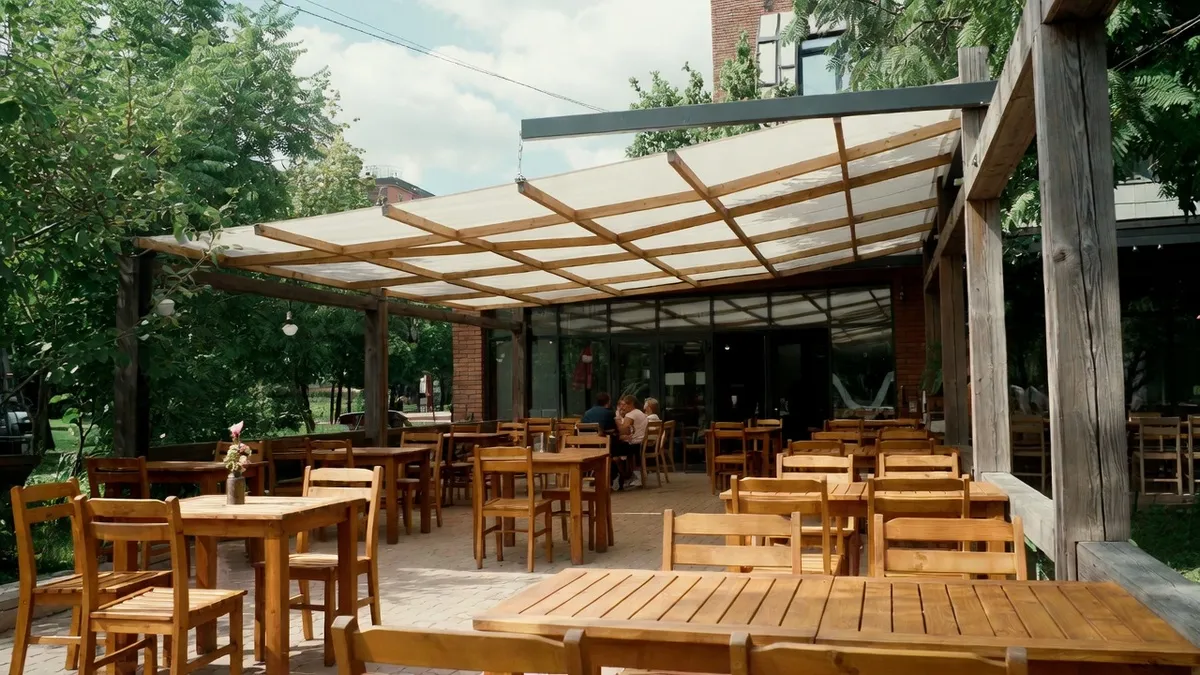 Готуємось до літа вже зараз: як бізнесу подати заявку літній майданчик у Києві