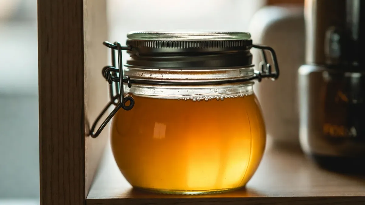 Цукор, ферменти і мінімум води: чи має мед необмежений термін придатності