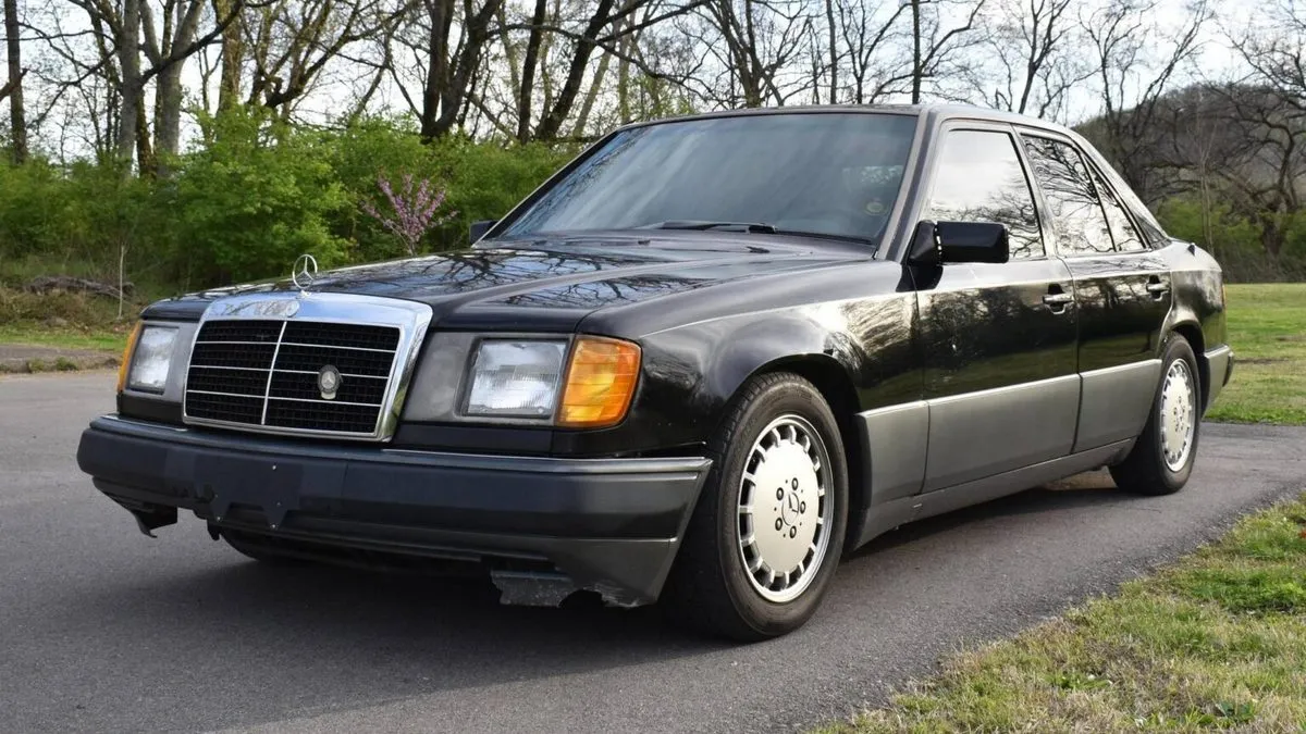 Mercedes-Benz W124 1991 року виставили на аукціон в США: авто проїхало 1,6 млн км, зберігши рідний двигун