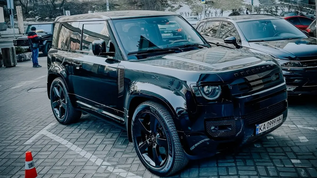 З коробкою «автомат» і спортивним спойлером: у Києві побачили Land Rover Defender 90 за 8 мільйонів