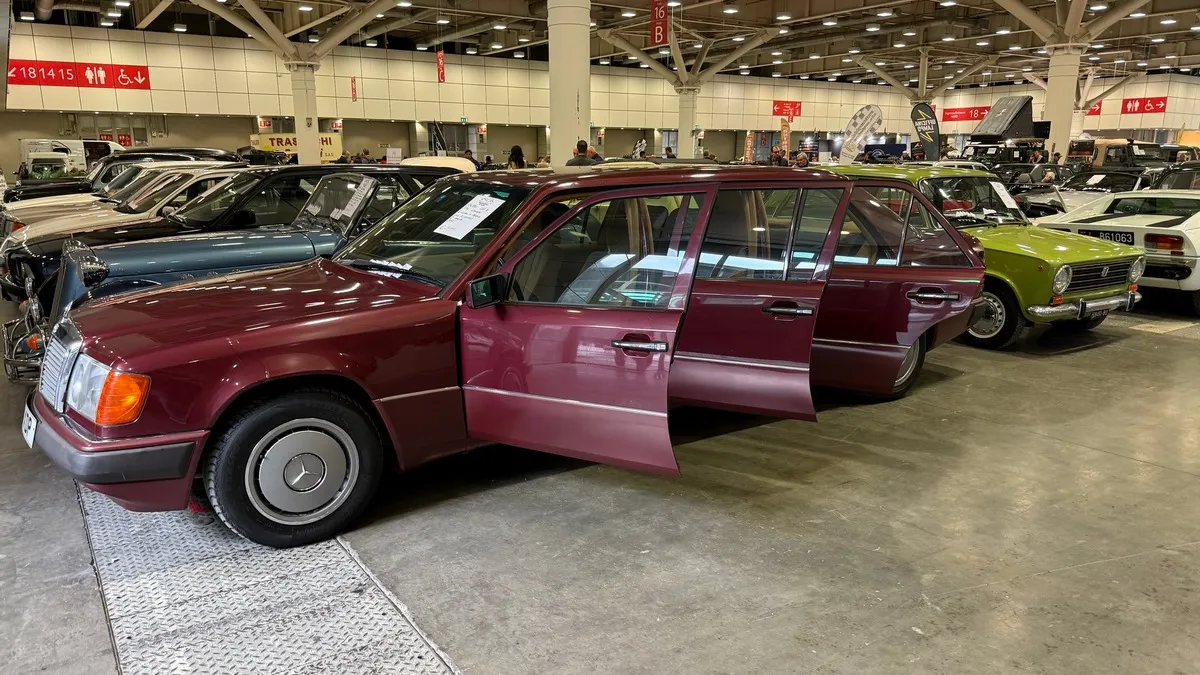 Виявлено унікальний шестидверний лімузин у новому стані: Mercedes W124 майже не використовувався