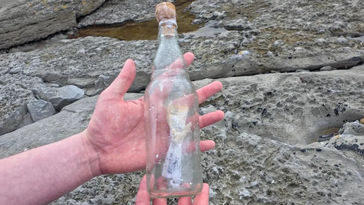 Таємниче послання в пляшці налякало жінку до смерті: чому вона зателефонувала на 999