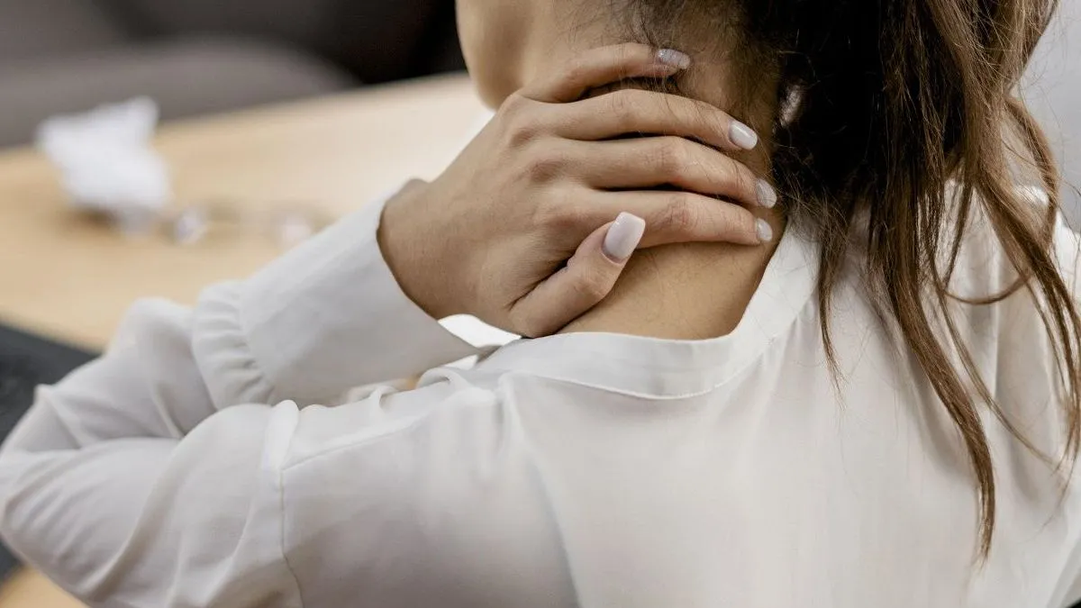 Почула хрускіт і осліпла: звичайний рух шиєю призвів до інсульту у молодої жінки