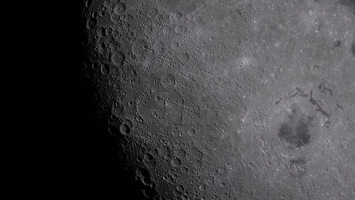 «Смайлик» на Місяці: астронавти надіслали незвичний знімок рельєфу супутника Землі