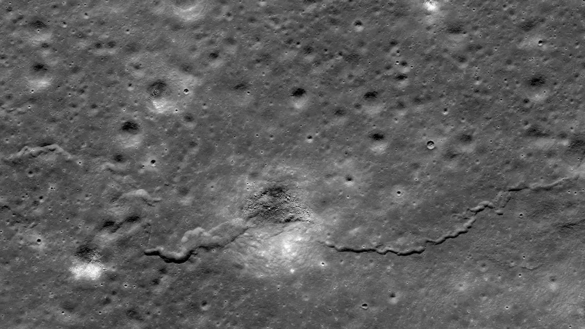 Місяць поступово стискається: знайдено тисячі нових розломів – чи небезпечно це