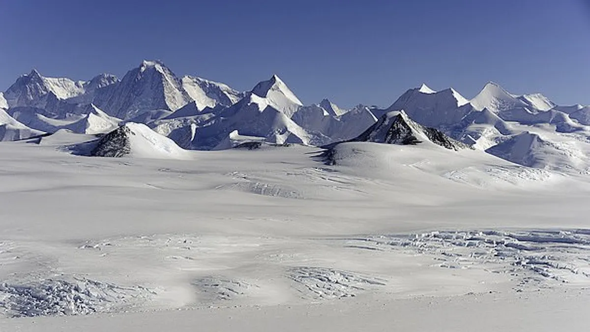 В Антарктиді виявили піраміди, які мають схожість схожістю з пірамідами в Гізі: експерт з НЛО все пояснив