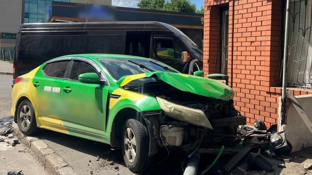 У Харкові рейсовий автобус зіткнувся з легковиком: у поліції повідомили про п'ятьох постраждалих
