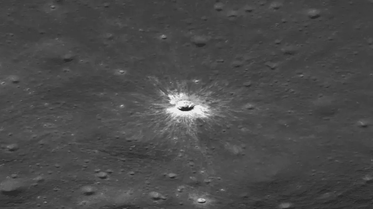 NASA виявило на Місяці рекордний кратер: його розмір перевищує ширину Колізею
