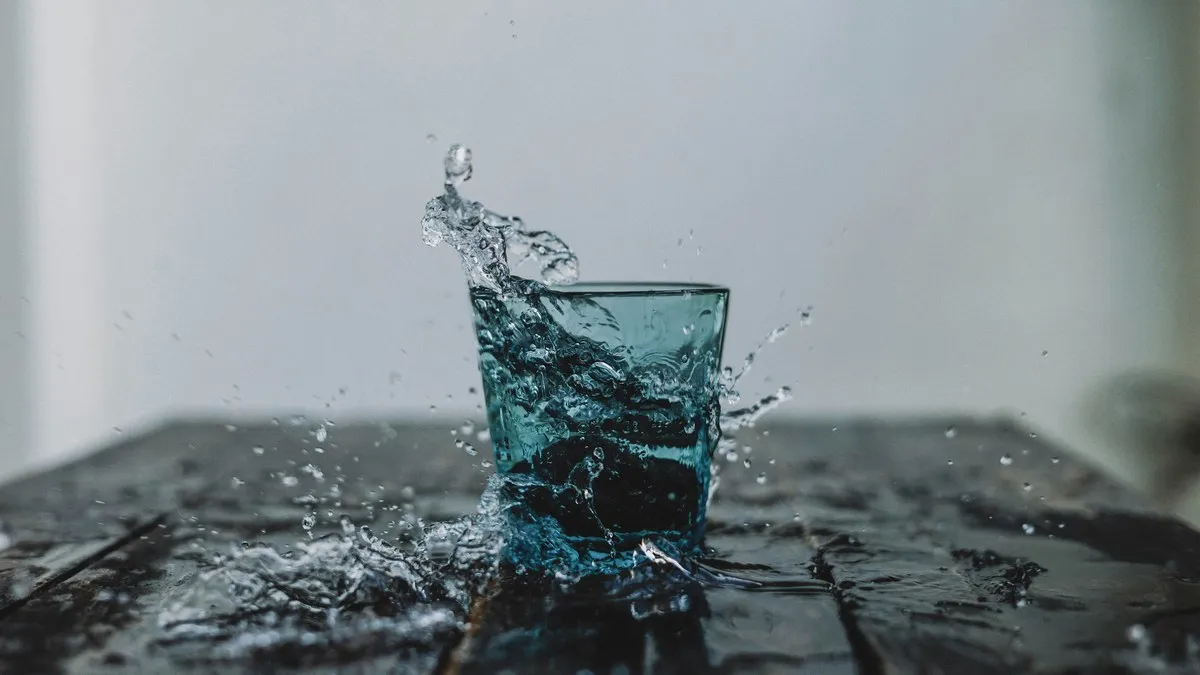 Дієтологи назвали найкращий напій після вечері: як звичайна вода допомагає ниркам