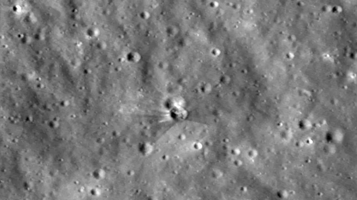 NASA показала кратер на Місяці після падіння ракети SpaceX: що наробив Ілон Маск