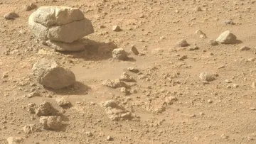На Марсі помітили «пірамідку» з каміння: марсохід NASA зафіксував дивну структуру