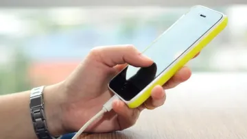 Не залишайте смартфон на зарядці всю ніч: фахівці пояснили, як це впливає на акумулятор