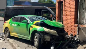 У Харкові рейсовий автобус зіткнувся з легковиком: у поліції повідомили про п'ятьох постраждалих