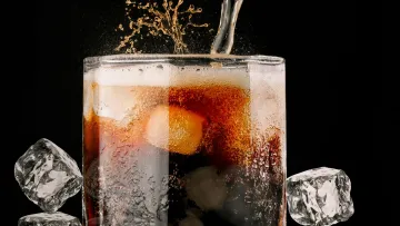 Солодкі напої можуть підвищувати ризик раку шлунка: вчені з'ясували, у кого зв'язок найсильніший
