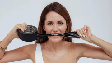 Наталка Денисенко показала ефектну фотосесію зі скотчем на губах: акторка заговорила про справжню жіночність