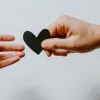 Чому не можна передавати речі через поріг: звідки походить давня народна прикмета