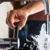 Гарячу воду з-під крана не радять використовувати для їжі: яку небезпеку вона може становити