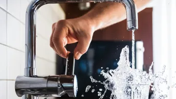 Гарячу воду з-під крана не радять використовувати для їжі: яку небезпеку вона може становити