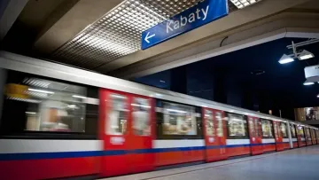 Українець спричинив зупинку метро у Варшаві: пасажирів евакуювали через рюкзак на рейках