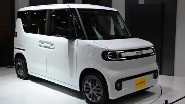 BYD виходить на новий рівень у Японії: китайський бренд представив електричний мініавтомобіль Racco