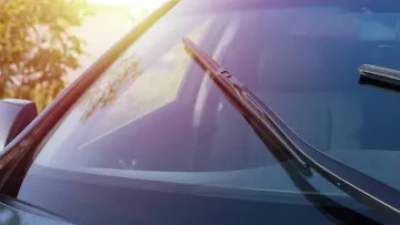Навіщо автомобілю чорні крапки на склі: їхня справжня функція виявилася зовсім не декоративною