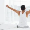 Підіймайте руки вгору щодня: проста вправа допоможе розім'яти спину після сидіння