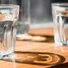 Скільки води потрібно пити на день: вчені поставили під сумнів правило восьми склянок
