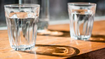 Скільки води потрібно пити на день: вчені поставили під сумнів правило восьми склянок