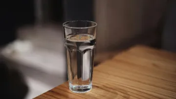 Яку воду краще пити щодня і кому не підходить холодна: експерти розвіяли популярний міф
