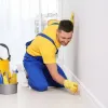 Пил менше осідатиме на плінтусах: простий лайфхак із серветкою для сушарки