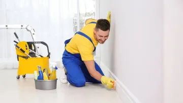 Пил менше осідатиме на плінтусах: простий лайфхак із серветкою для сушарки