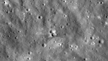 NASA показала кратер на Місяці після падіння ракети SpaceX: що наробив Ілон Маск