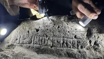Під підлогою каплиці: археологи виявили на Фарерських островах рідкісний рунічний камінь