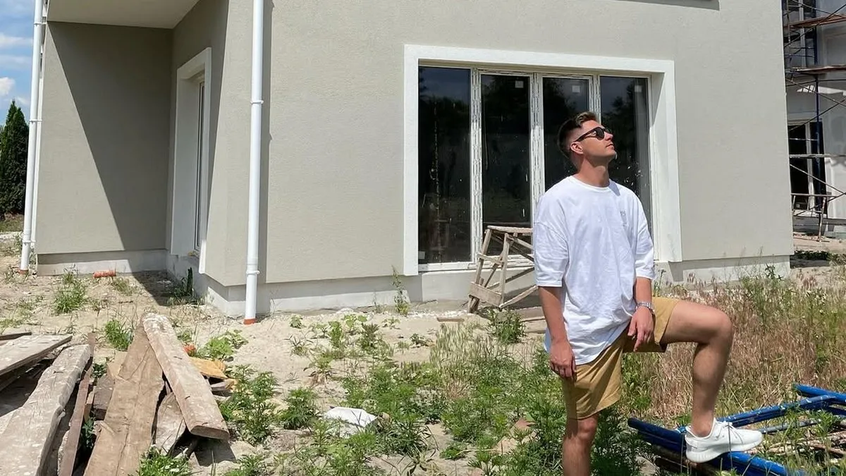 Зруйновані вікна і ворота: дружина Остапчука показала наслідки ворожого прильоту біля будинку – фото