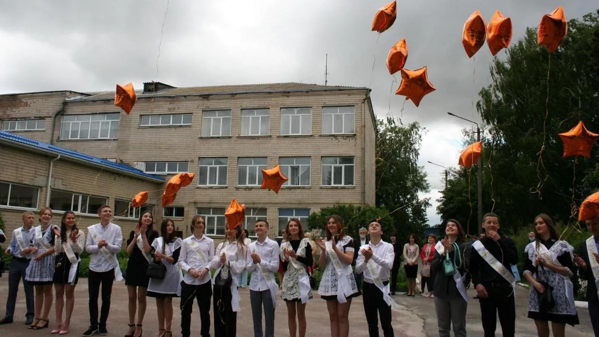 Графік останніх дзвоників 2025 по регіонах України: коли прощаються зі школою в Києві, Львові та Харкові