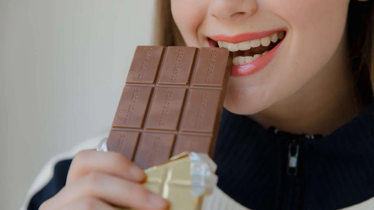 Шоколадна рецидивістка: у Харкові жінку посадили на 5 років за любов до арахісу та карамелі