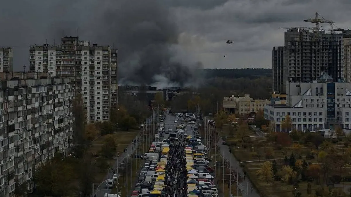 «Життя продовжується»: в мережі завірусилися фото київського ярмарку під час пожежі після нічного обстрілу