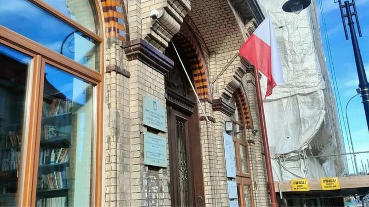 У Перемишлі затримали двох чоловіків, які зірвали український прапор з консульства: стали відомі деталі