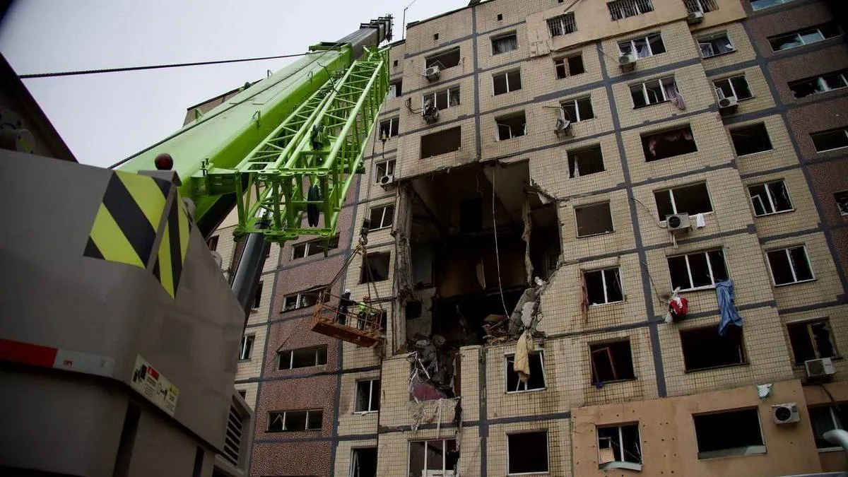 Масштабна балістична та дронова атака ворога: у Дніпрі величезна діра в багатоповерхівці – фото