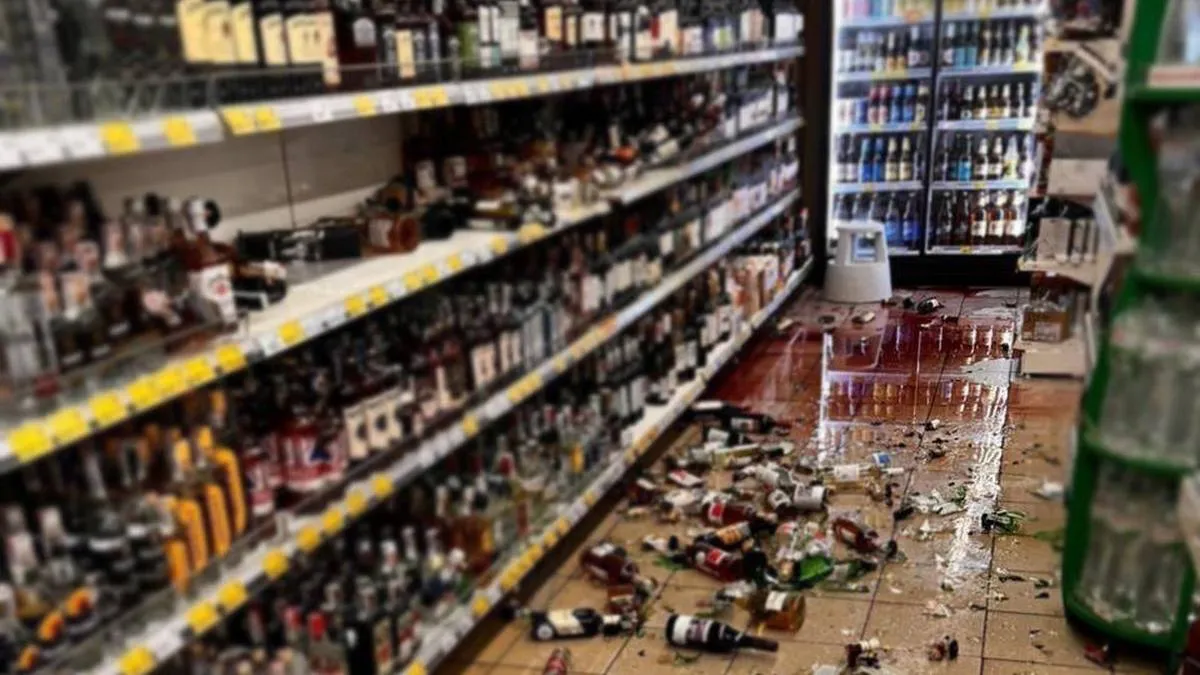 Кричав, лаявся, та кидався алкоголем: в Києві чоловіка затримали за хуліганство в супермаркеті