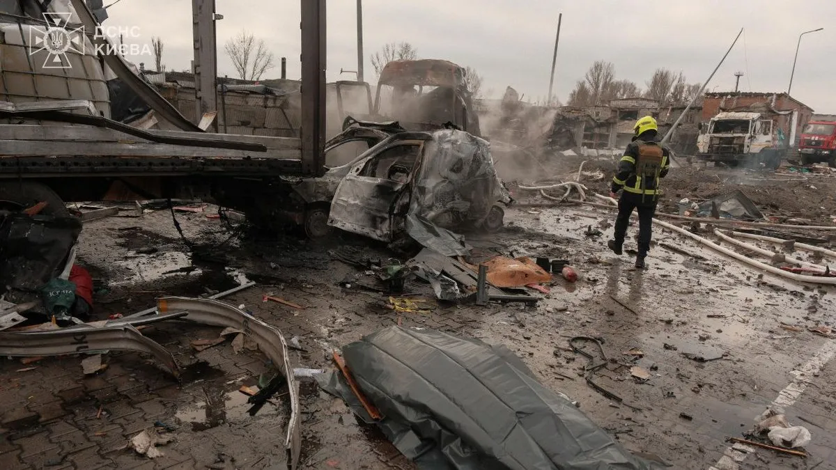 Сім загиблих, постраждали елітний ЖК та вокзал: фото наслідків нічної атаки на столицю