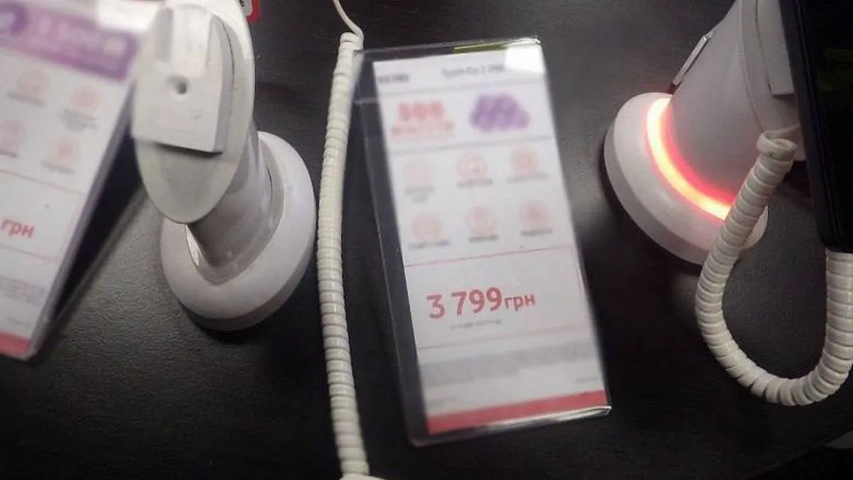 Вихопив із демонстраційної стійки мобільний телефон і втік: в Києві поліція затримала чоловіка за пограбування