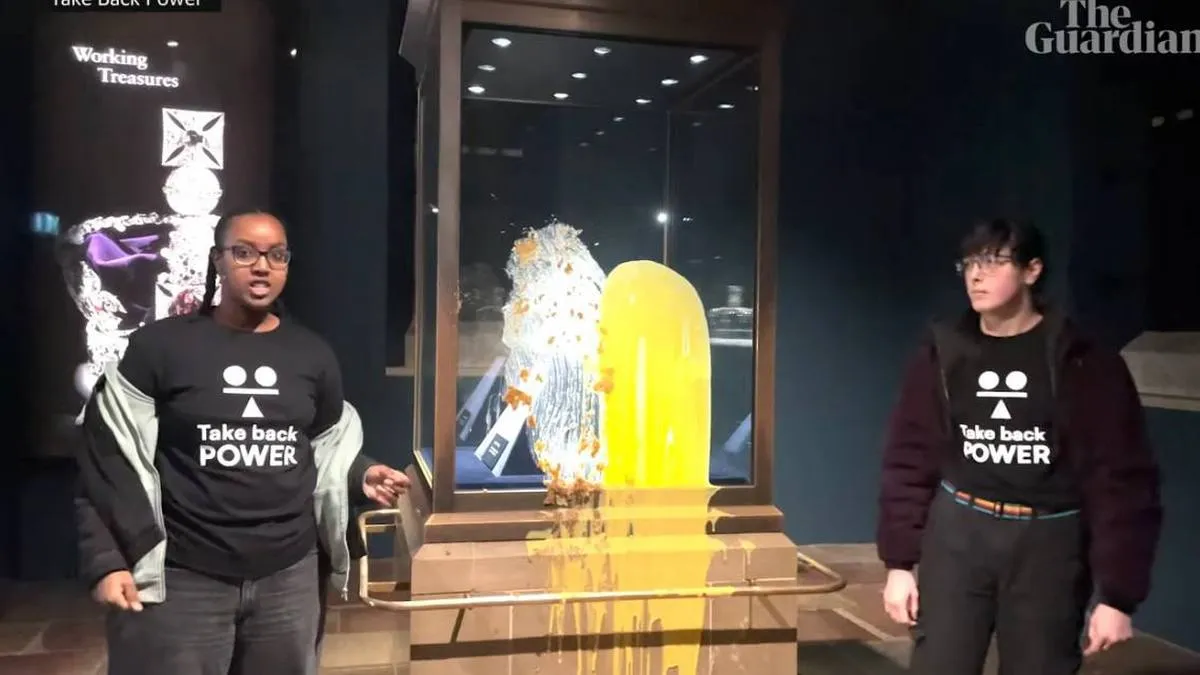 Активісти закидали королівські коштовності яблучним пирогом у Лондоні: як на це зреагувала поліція 