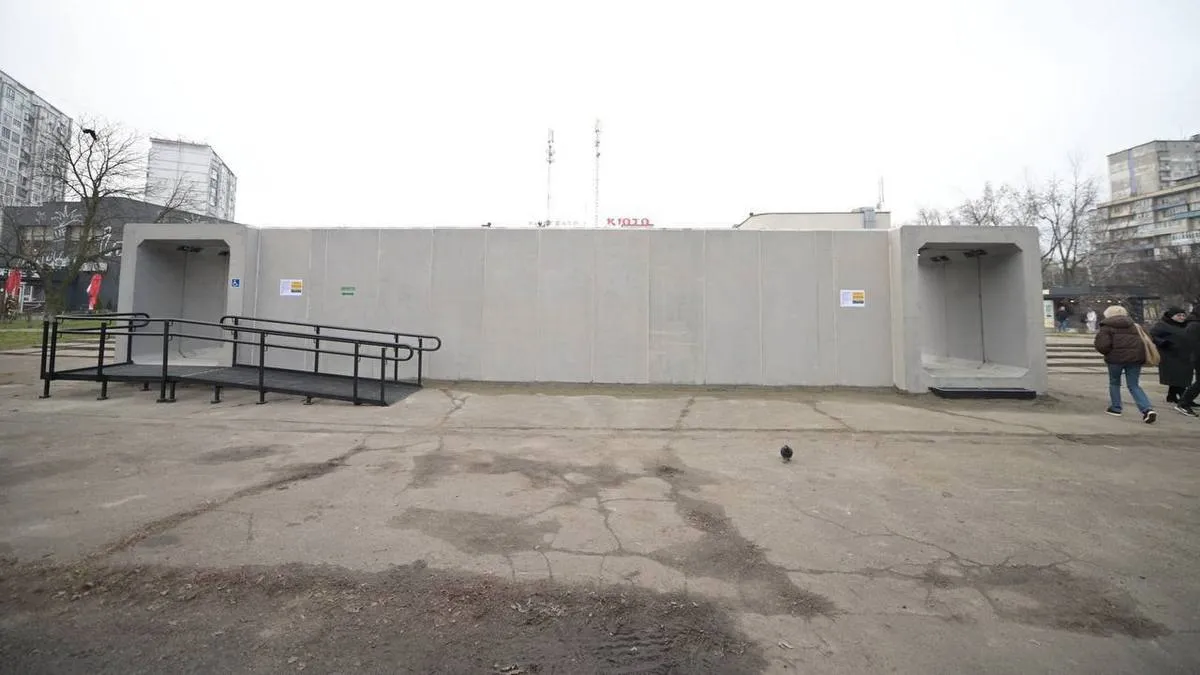 У Києві встановили перше сертифіковане мобільне укриття: де воно розташоване та як виглядає