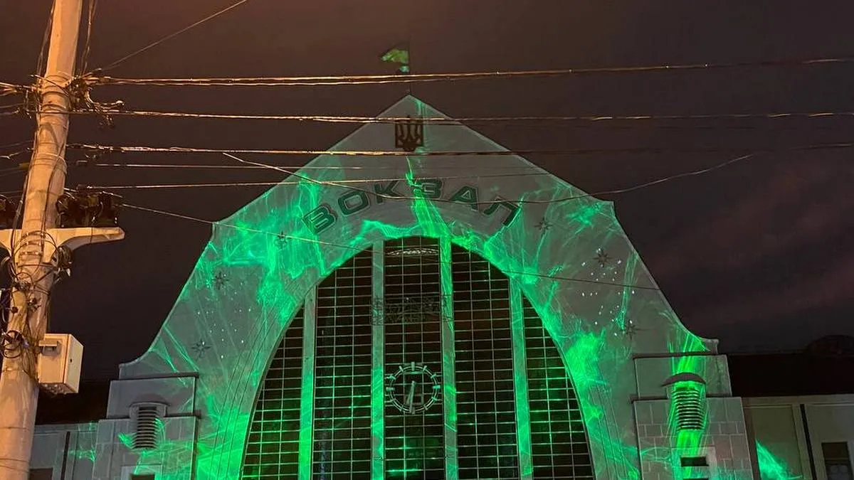 «Поділись світлом»: фасад Центрального вокзалу Києва прикрасила інтерактивна інсталяція