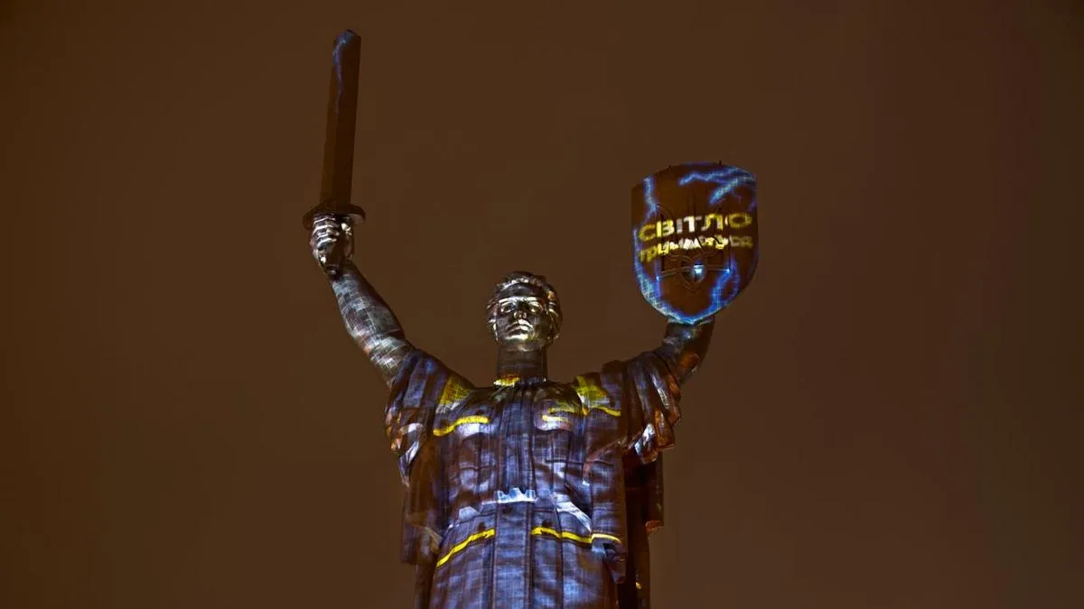 Світло тримається: Батьківщина-Мати засяяла інсталяцією напередодні Дня енергетика